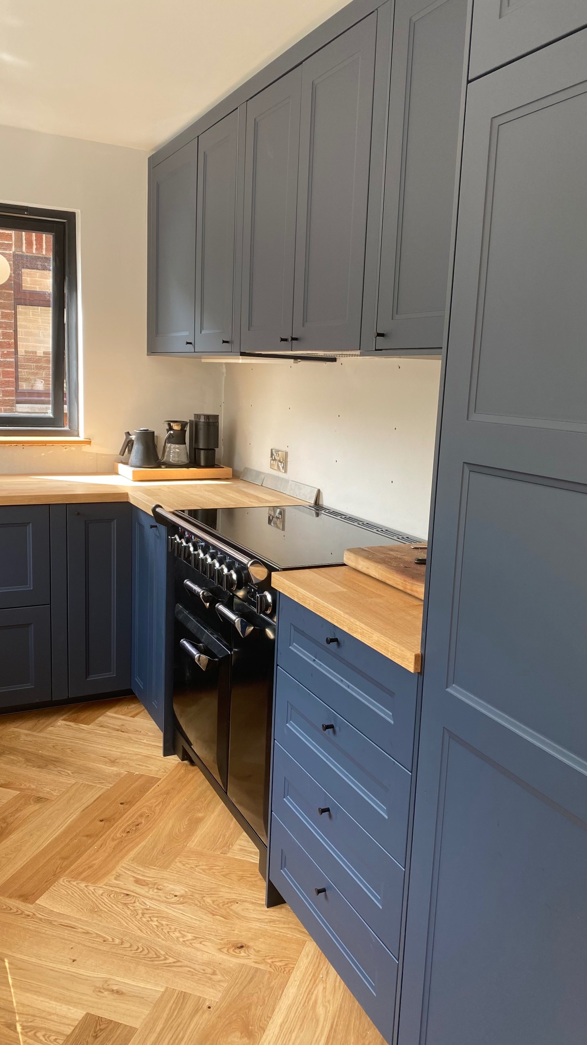 Navy Shaker Kitchen — Range Cooker