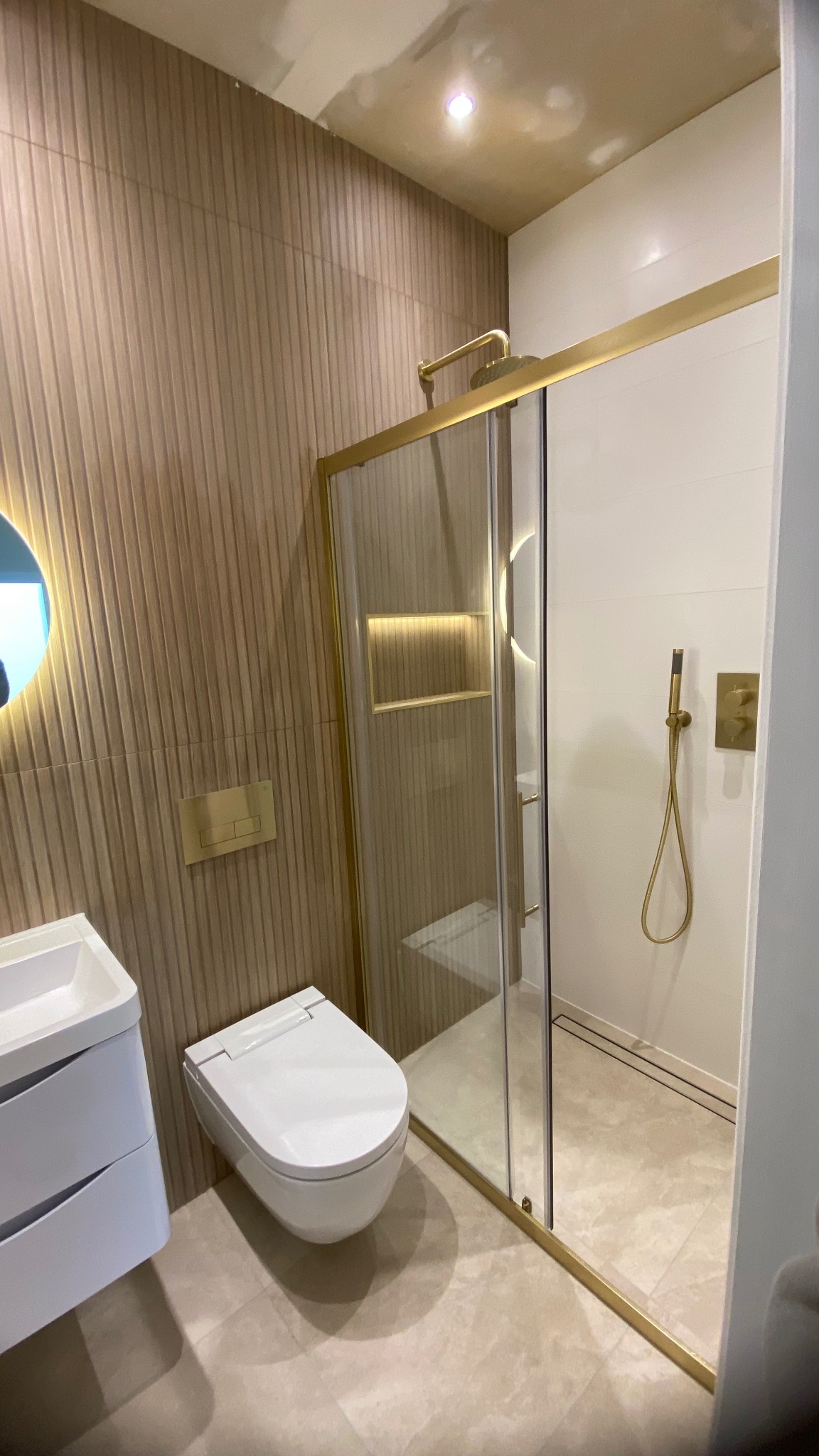 Gold En-Suite — Shower & WC